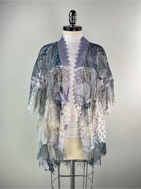 💚 3549. Bell Sleeve Lavender and Gray Lace Kimono